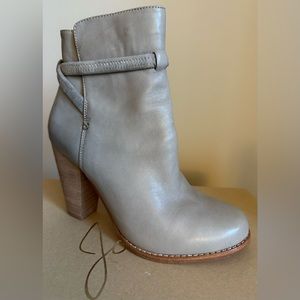EUC Joie boots in Gog Color Size 36.5